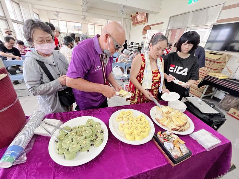 市府備小茶點和長輩同樂