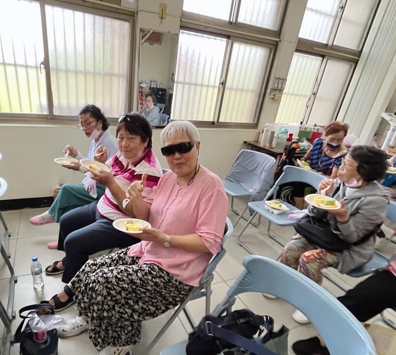長輩開心享用美味茶點