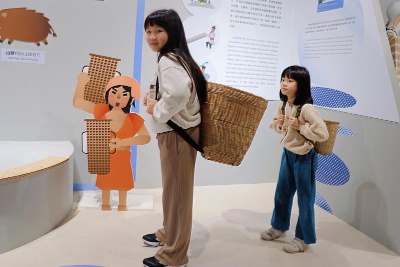 「運動競化論—古代生活與現代競技特展」體驗古人的日常工作，感受用編籃背負的生活智慧。