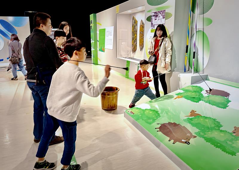 「運動競化論—古代生活與現代競技特展」讓民眾化身古代勇士,體驗趣味投擲挑戰準確度。