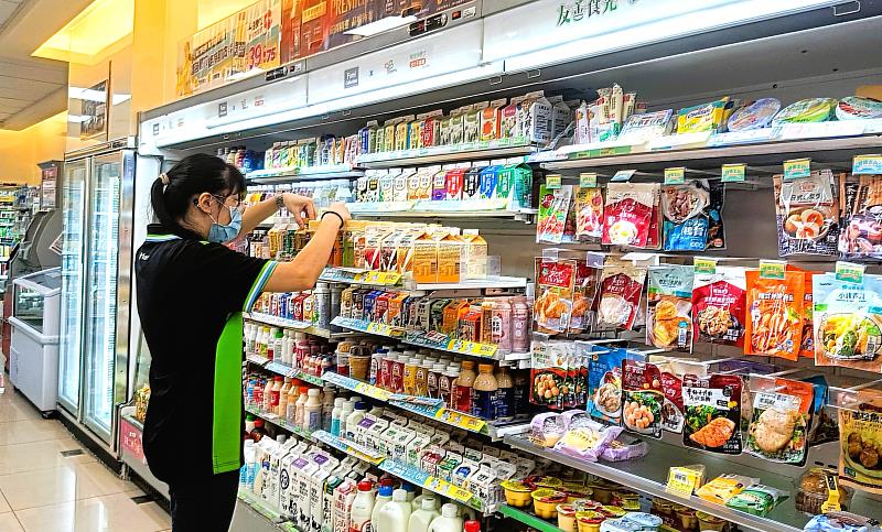 北分署與全家便利商店攜手合作，進行「身心障礙者職場合理調整」，經由店長與小艾溝通後調整工作內容，從環境清潔與貨品整理作業起手。