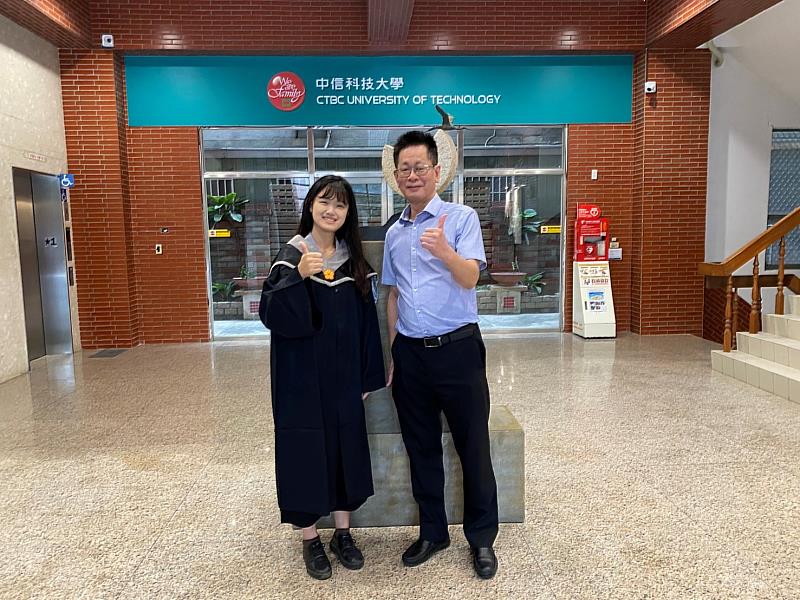 圖說:吳欣樺(左)與指導教授余國訓(右)碩士畢業合照。(圖/中信科大提供)