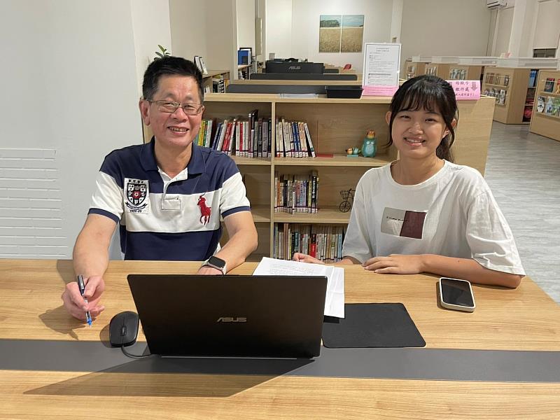 圖說:吳欣樺(右)與指導教授余國訓(左)討論論文撰寫。(圖/中信科大提供)