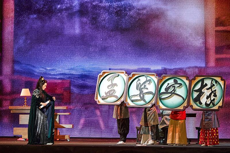 唐美雲歌仔戲團打造的星光版《孟婆客棧:世紀婚禮》,去年在庄頭劇場嘉義市站演出大受歡迎,今年將航向澎湖,再度回歸戶外舞台。(唐美雲歌仔戲團提供)