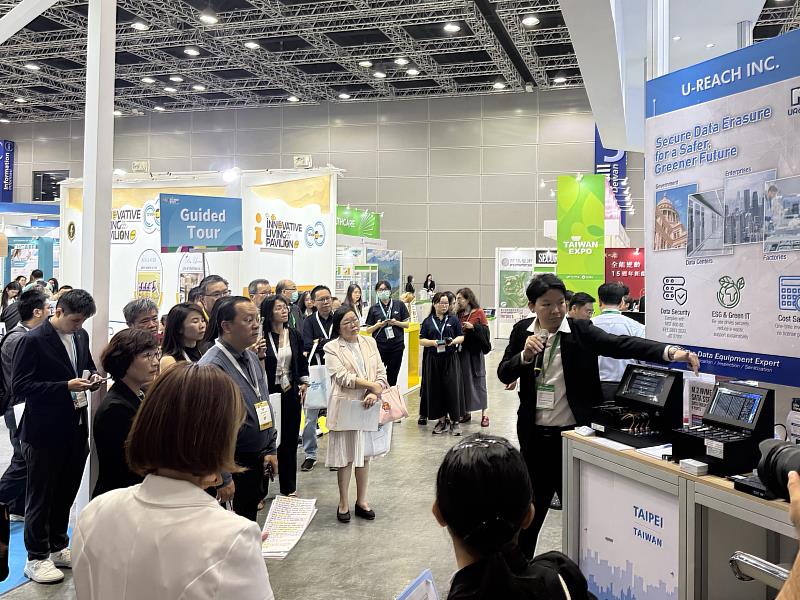 馬來西亞大型企業貴賓團指名參觀臺北館。(貿協提供)
