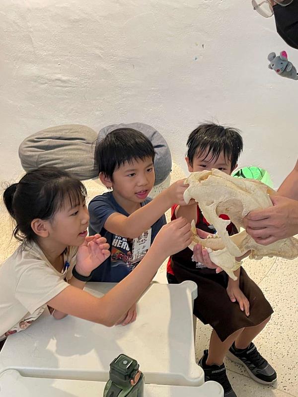 夏令營「小小獸醫體驗營」透過獸醫專業分享與實作活動，讓小朋友認識動物醫療與照護的基本概念