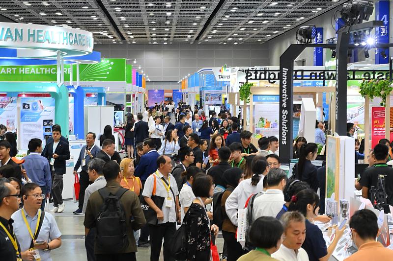 「2025年馬來西亞臺灣形象展」參觀人潮踴躍。(貿協提供)