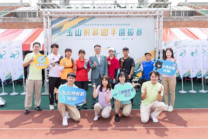 圖說1: 「玉山射箭國手選拔賽」於7月1日至3日進行,將選出「世界青年/青少年射箭錦標賽」代表選手。(後排中為玉山銀行林俊佑行銷長)