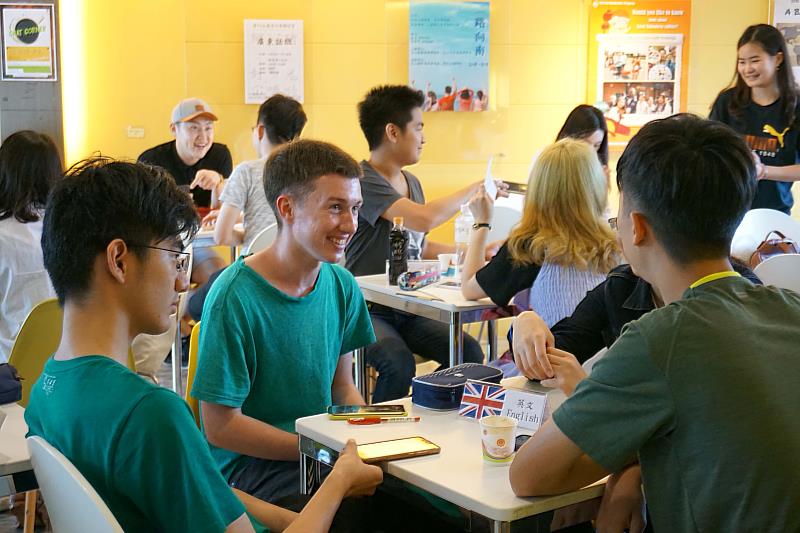 國際處境外生輔導組定期舉辦「國際文化萬花筒」分享活動。（圖／淡江大學提供）