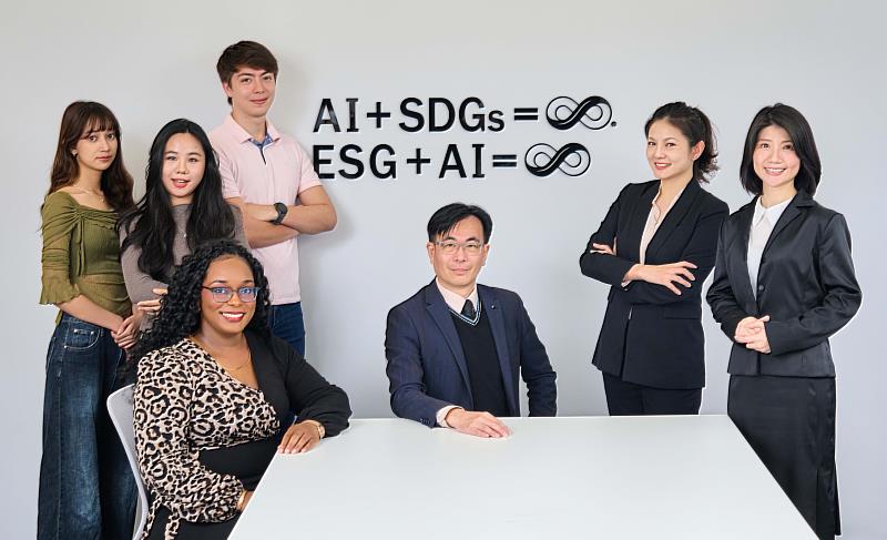 商管學院有許多學系開設全英班，多國境外生與楊立人院長（中坐者）合影。（圖／淡江大學提供）