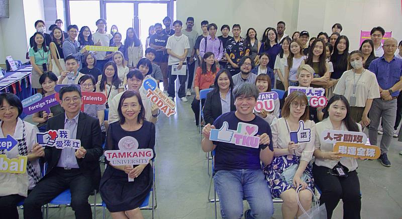 淡江大學舉辦國際生就業媒合會邀請廠商現場徵才，吸引許多國際生參與。（圖／淡江大學提供）