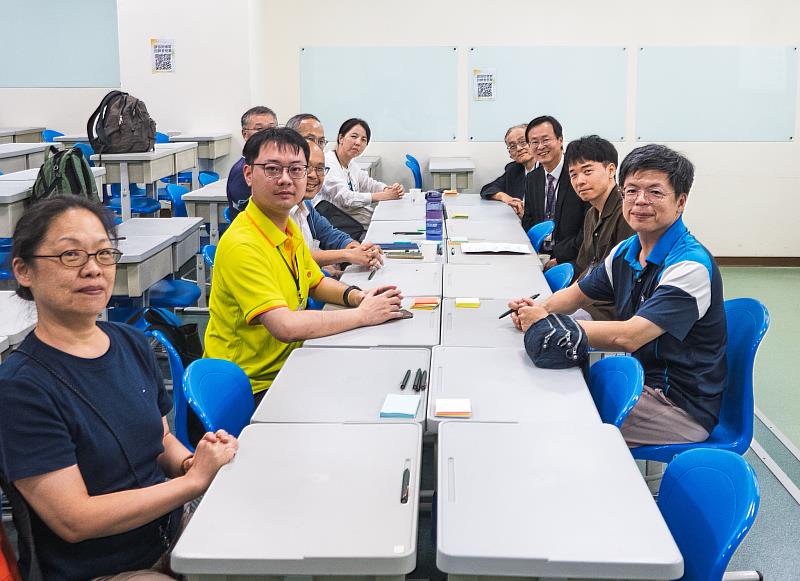 與會教師於論壇圓桌討論交流情形，包含國立中興大學學士後醫學系朱旆億教授、智創學士學位學程李宏中助理教授、工學院楊明德院長、土木系張惠雲教授及機械系藍國瑞助理教授等人。