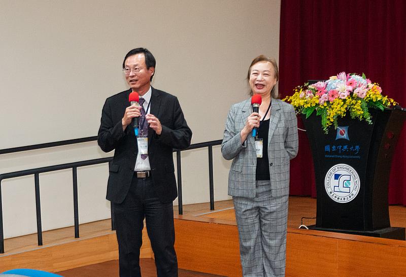 興大工學院楊明德院長(左)、中正大學語言中心陳玟君主任(右)