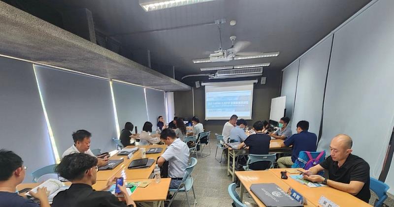 課程現場學員專注投入,透過系統化訓練,學習碳盤查的邊界界定、數據蒐整及查證實務,為即將到來的淨零轉型超前部署