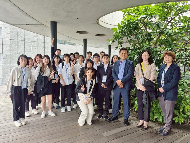 南華大學國際系前往日本移地教學，並拜會我國駐大阪經濟文化辦事處，師生與劉拓副參事(右3)與林育柔秘書(右1)合影。