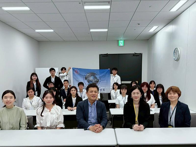 南華大學國際系前往日本移地教學，並拜會我國駐大阪經濟文化辦事處，劉拓副參事（前排中）與林育柔秘書（前排右1）熱情接待南華師生。