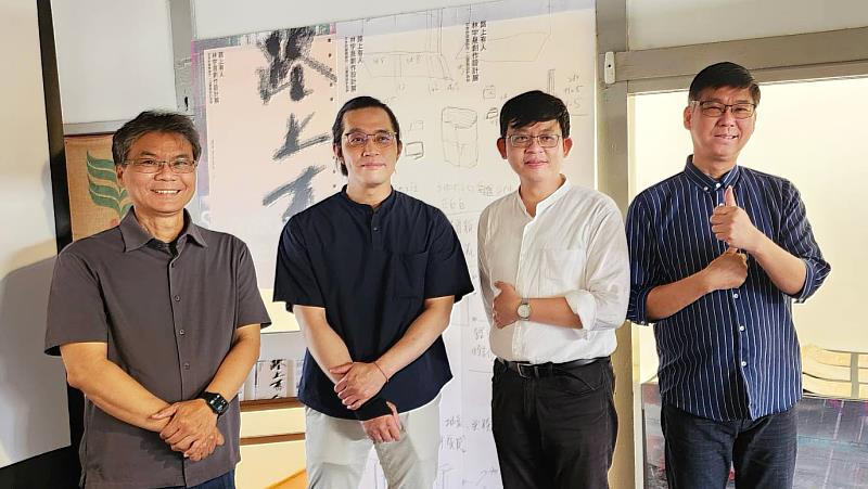 視傳所林宇晟(左2)發表創作作品，與指導老師鄭中義教授(右1)、口試委員呂裕文教授(左1)及樹德科大陳政昌教授(右2) 合影