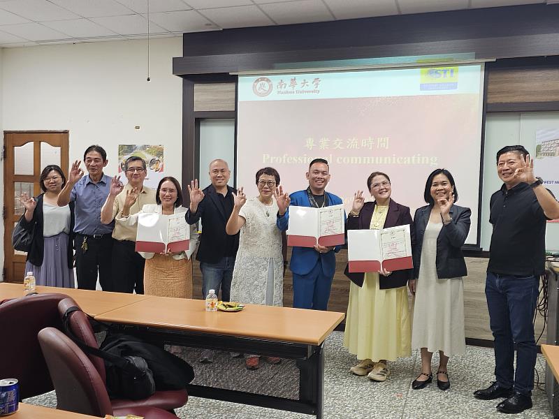 菲律賓 STI West Negros University團隊蒞南華大學參訪，與系所主管進行學術交流。