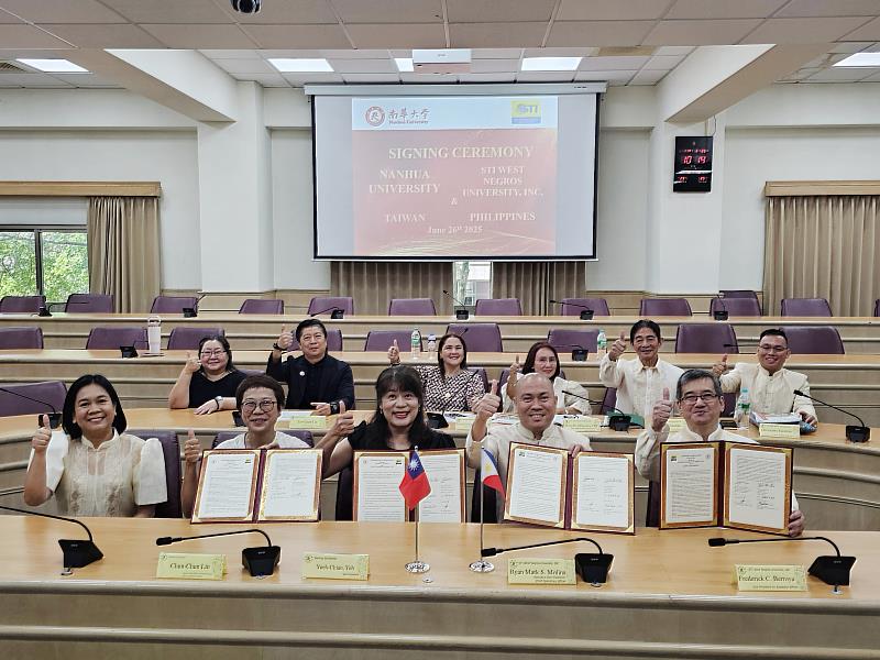 南華大學與菲律賓 STI West Negros University簽署合作備忘錄及學生交換協議，與會人員合影留念。