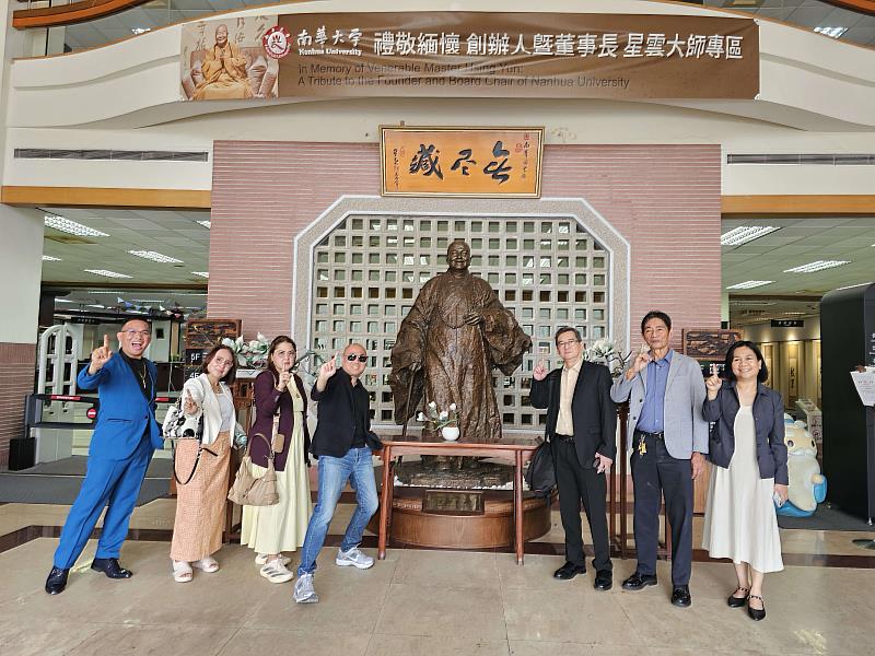 菲律賓 STI West Negros University團隊蒞南華大學參訪交流，並參觀無盡藏圖書館。