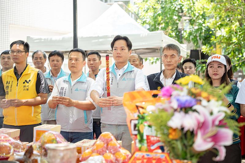 邱臣遠代理市長偕同來賓祈福工程如質如期、順利完工。