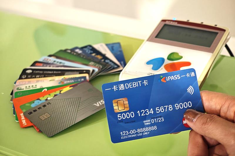 省錢小撇步~iPASS一卡通於7月1日起至8月31日期間,針對自2024年1月1日起迄今未動用過一卡通自動加值功能的聯名卡,提供一卡通自動加值10% iPASS MONEY儲值金回饋。