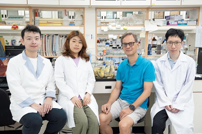長庚大學傅崇安教授(右二)與研究團隊林澤懋(左一)、李佳晏(左二)及張志瑋(右一)合影。