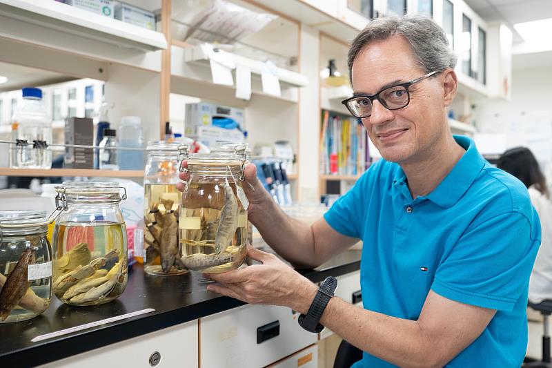 長庚大學傅崇安教授從微觀的基因層面關懷台灣櫻花鉤吻鮭的保育議題。