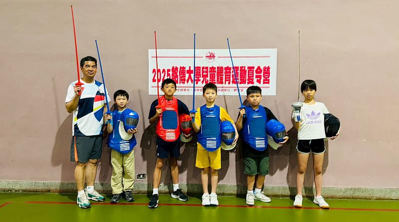 擊劍初體驗，孩子們舉劍合影展氣勢，揮灑夏日專屬回憶。