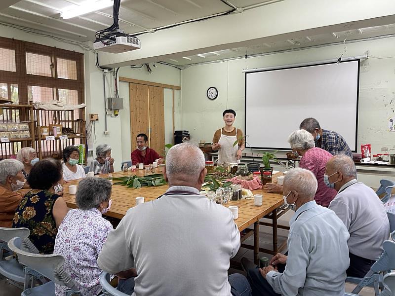 公舘社區教導在地居民活用葛鬱金,製作酒釀、風味粉圓等體驗產品