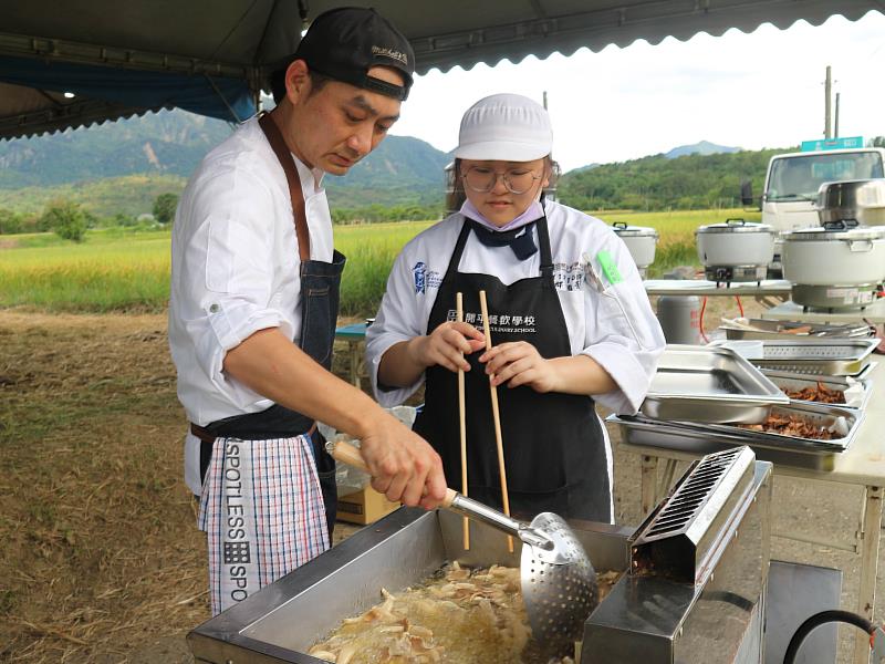 由鄉村主廚鍾政容領軍,帶領開平餐飲學生以在地食材打造近200人「稻浪私廚」風土餐宴。開平餐飲學校/提供