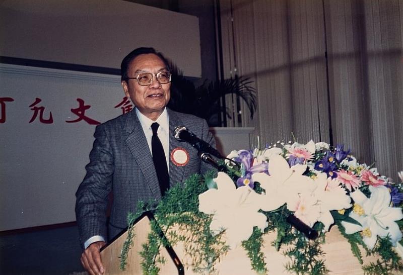 彭歌於1990年1月於《何凡文集》新書發表會致詞。(國立臺灣文學館提供)