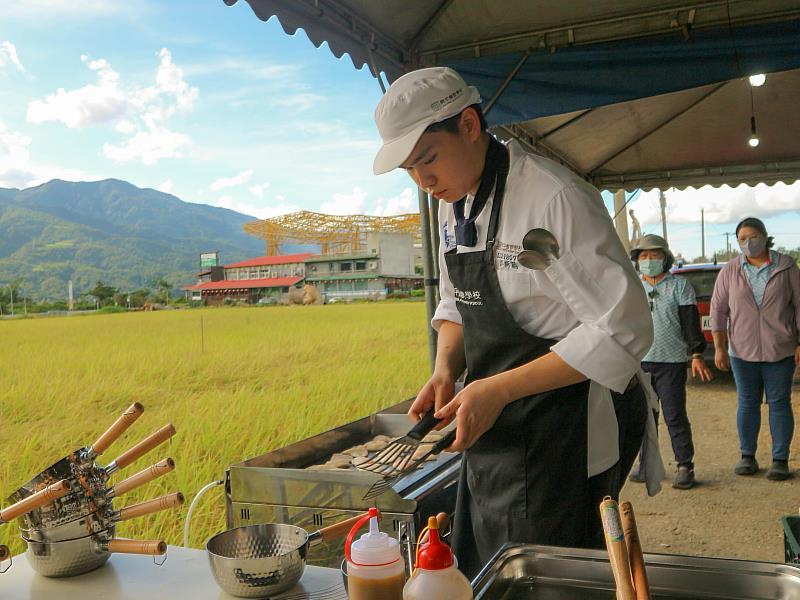 富里鄉農會於田野中舉辦稻浪私廚活動,為開平餐飲學生難得的大型戶外餐宴挑戰,也藉此驗證在校所學的紮實基礎。開平餐飲學校/提供