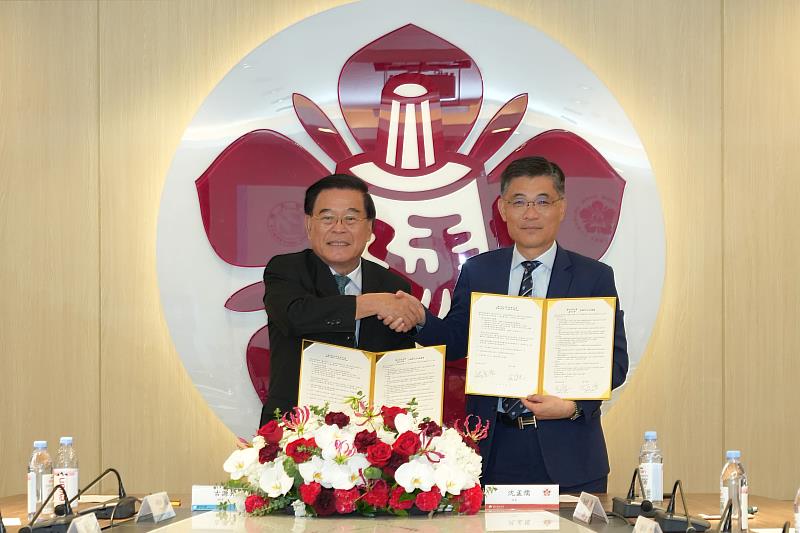 成功大學沈孟儒校長（右）與義守大學古源光校長（左）親自簽署合作備忘錄