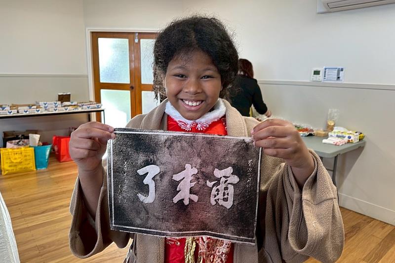 南大師生指導參與者拓印府城隍廟「爾來了」，不僅保存珍貴字跡，也喚起在地臺灣青年對家鄉文化的深刻情感