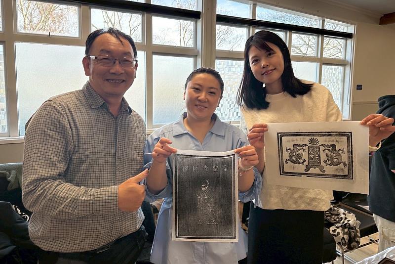 在南大團隊策劃的「拓碑工作坊」中，師生以傳統濕墨技法指導參與者拓印臺南四大名匾