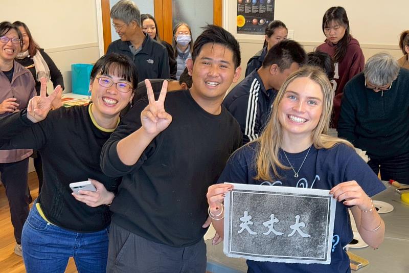 南大讓參與者親手拍打拓板，復刻武廟「大丈夫」匾排文字，體驗傳統工藝的細膩紋理與溫度