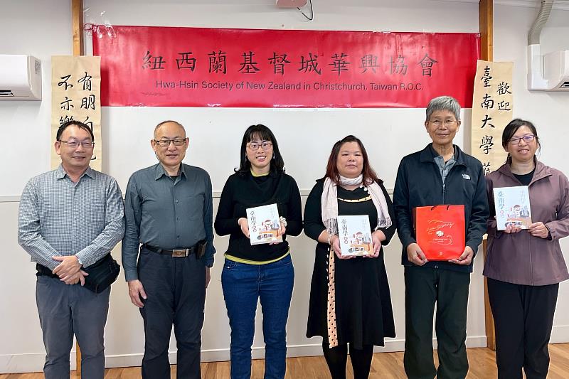 南大文資系亦致贈由人文學院編纂的《臺南學》專書，內容涵蓋臺南歷史、民俗與文化研究，作為推廣臺南學的重要資源，展現將地方知識積極推向國際的努力