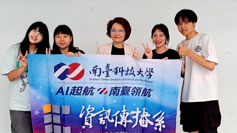 南臺科大資傳系梁丹青老師與《你的下一台 交給光陽》創作團隊成員羅伊甯、沈子寧、詹心瑀與葉家維溫馨合影，團隊在創作過程中深厚的團隊默契與對ESG永續議題的用心詮釋，榮獲佳作與網路人氣獎。