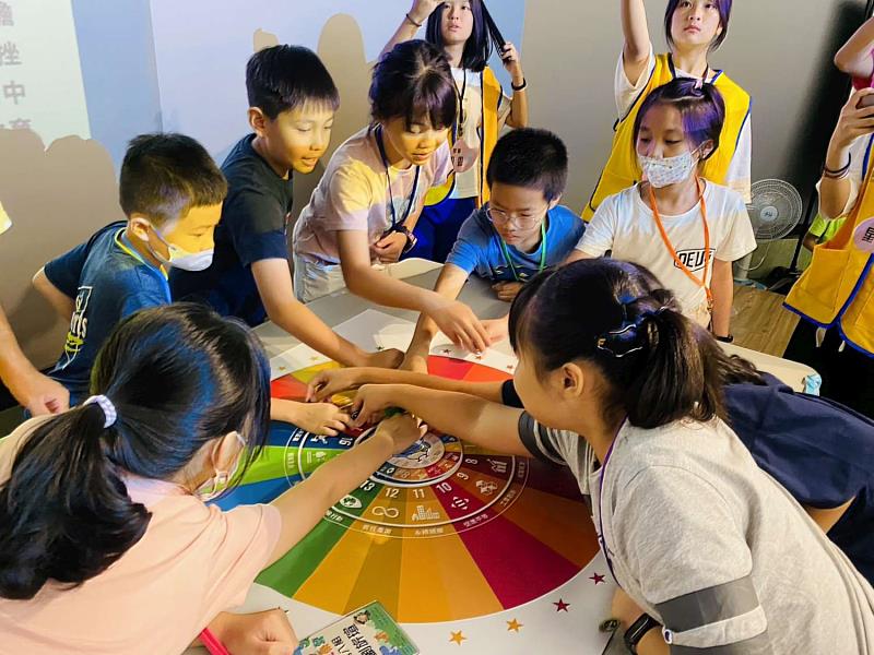 營隊活動結合租稅教育、聯合國永續發展目標(SDGs)與定向越野，幫助兒童學習稅知