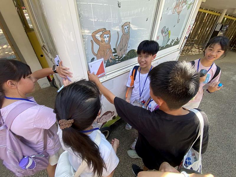 孩子們體驗「動物園尋寶趣」與「動物生態走讀」共同完成解謎