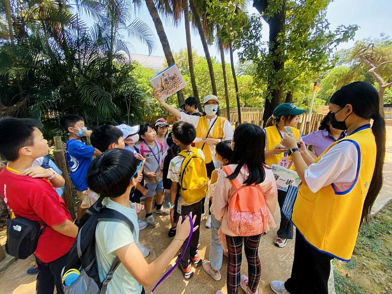 今年的「動物稅樂營」首度移師新竹市立動物園舉辦，讓學童們透過玩樂學習