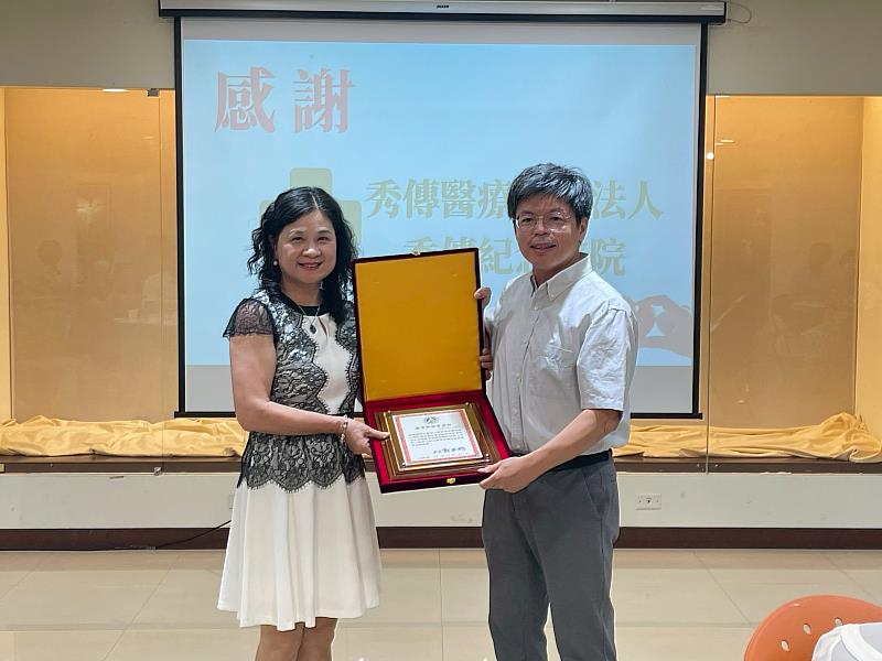 秀傳醫療社團法人秀傳紀念醫院朱旆億副院長代表領取教育部頒贈之褒揚狀