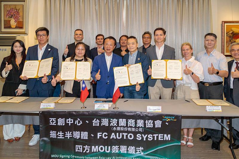 翁章梁見證亞創中心、台波商會、振生半導體、FC AUTO SYSTEM四方簽署MOU