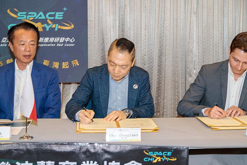 翁章梁見證亞創中心、台波商會、振生半導體、FC AUTO SYSTEM四方簽署MOU