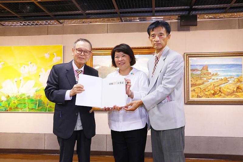 黃敏惠市長與臺陽美術協會理事長賴武雄(左)、秘書長莊玉明(右)合影展出《臺陽九十大事記》