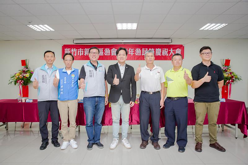 新竹市代理市長邱臣遠表揚新上任的3位漁會首長