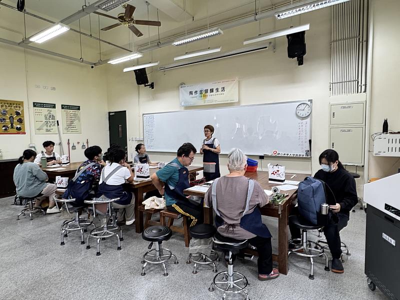 陶作金銀釀生活人才培訓營，首由林淑雅老師的金工工藝開始。