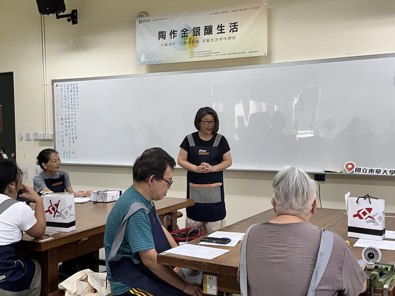 藝創系陳怡方主任歡迎學員們參加東華培訓營。