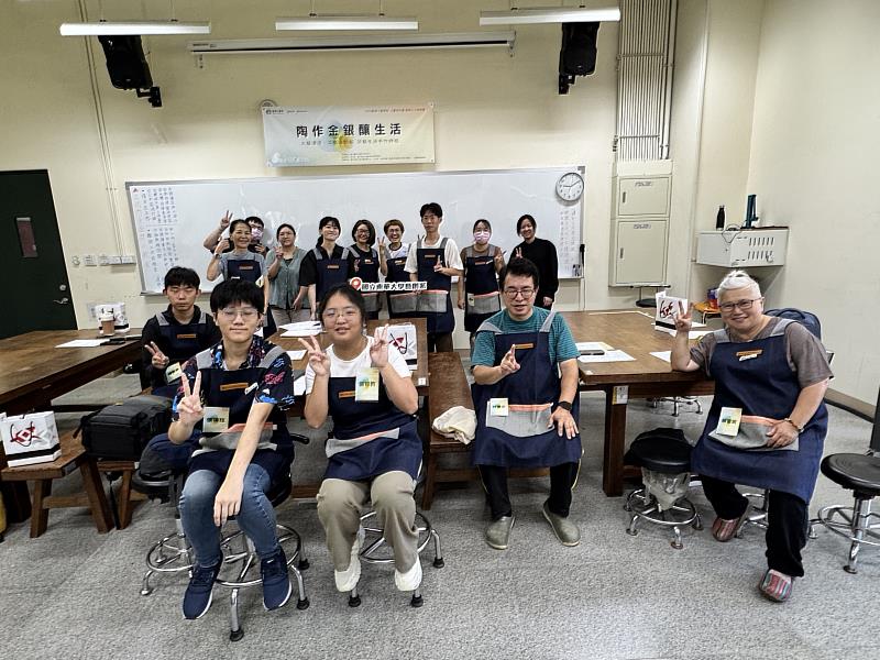 全體學員於開訓後合照，展開為期一個月的工藝培訓。